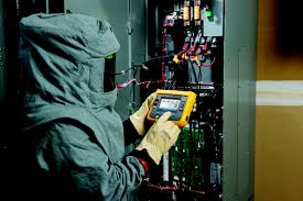 hombre reparando contactos electricos