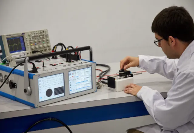 Fundamentos de Emisiones Electromagnéticas: la Ley de Faraday-Lenz y un ejemplo