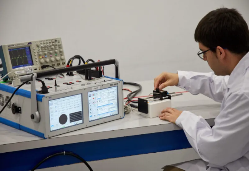 Fundamentos de Emisiones Electromagnéticas: la Ley de Faraday-Lenz y un ejemplo